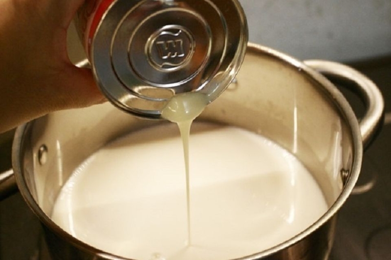 Hòa tan sữa đặc với 1 lít nước rồi khuấy đều