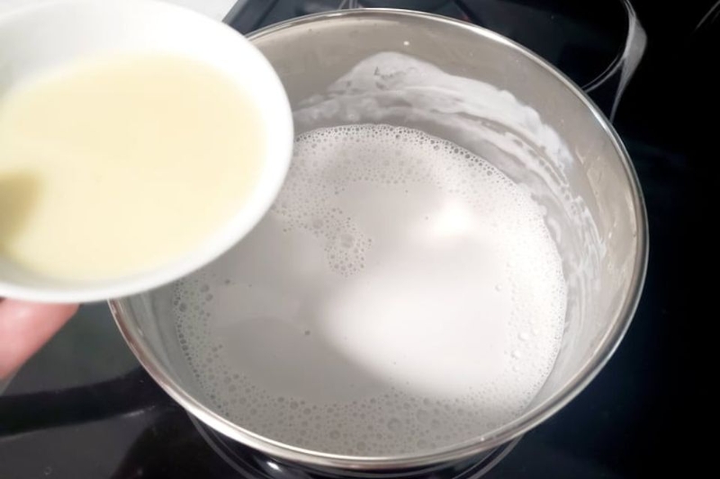 Thêm nước cốt dừa và sữa đặc vào, khuấy nhẹ