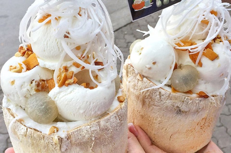 Rắc cơm dừa bào vụn lên trên để tăng thêm hương vị