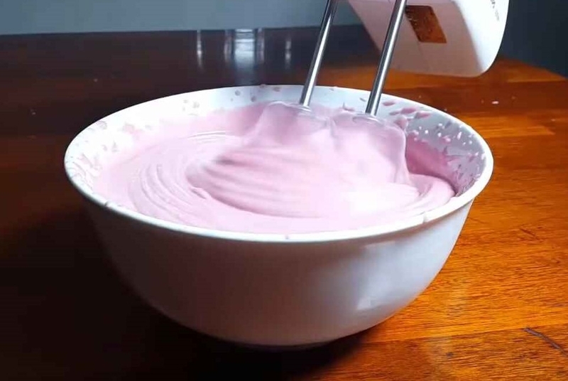 Dùng máy đánh trứng trộn đều hai hỗn hợp