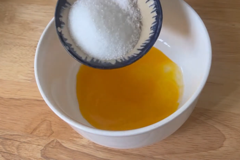 Thêm đường vào lòng đỏ trứng
