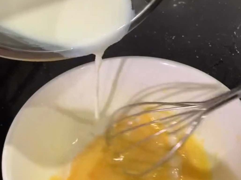 Từ từ rót vào tô lòng đỏ trứng gà