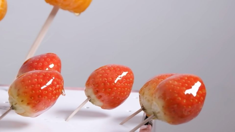 Cách làm kẹo hồ lô từ trái cây