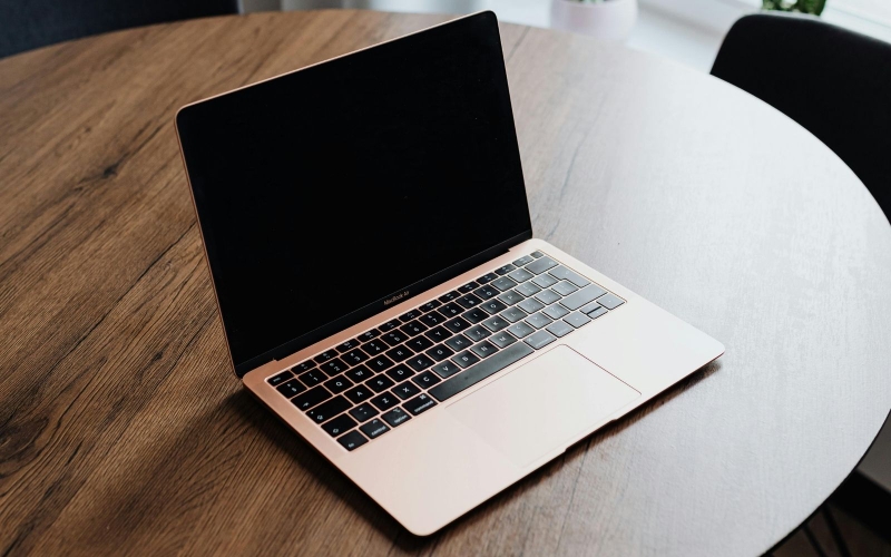 Đặt MacBook ở khu vực mát mẻ, thoáng khí