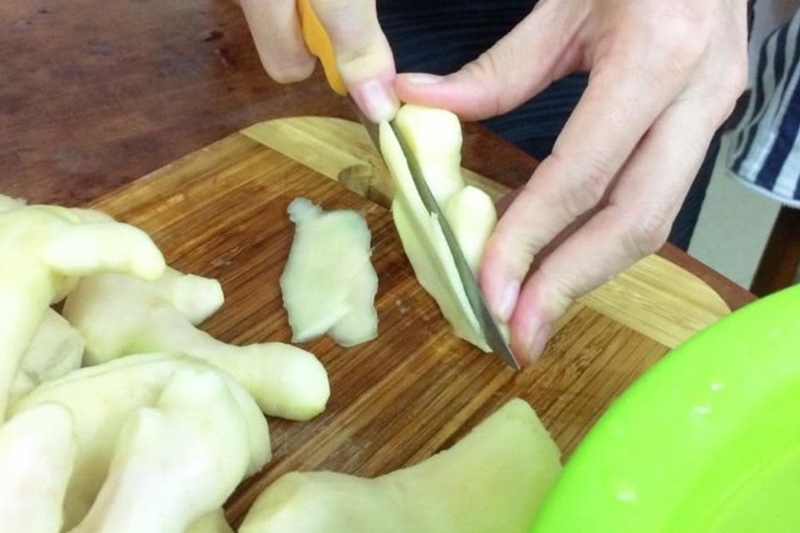 Bước 1: Sơ chế gừng