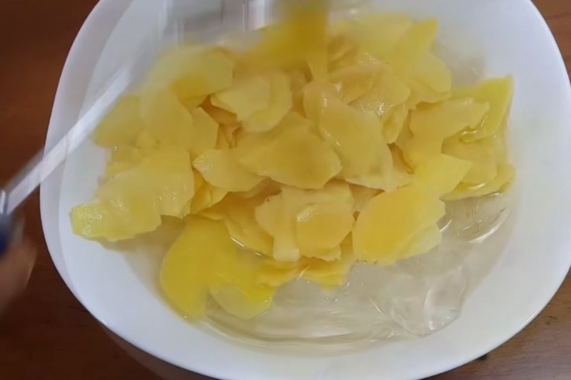 Bước 5: Ngâm gừng trong nước lạnh