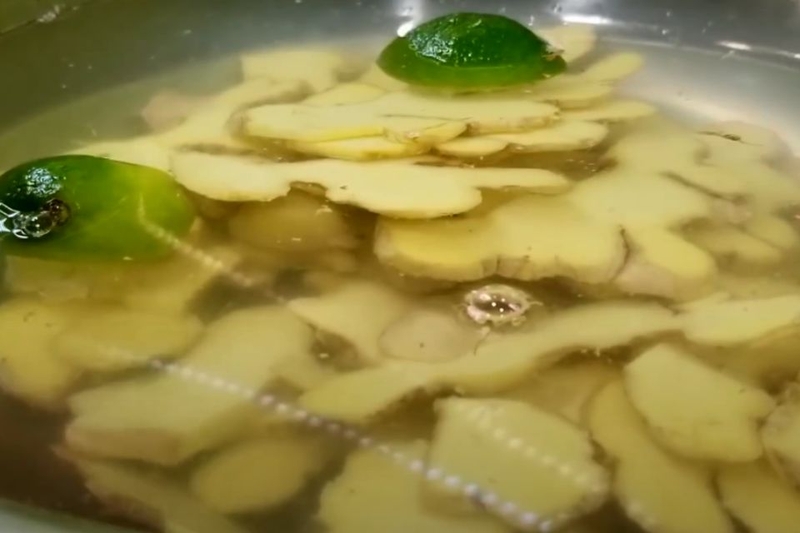 Bước 2: Ngâm gừng với nước chanh
