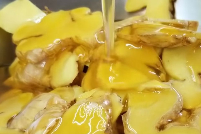 Bước 4: Ướp gừng với mật ong