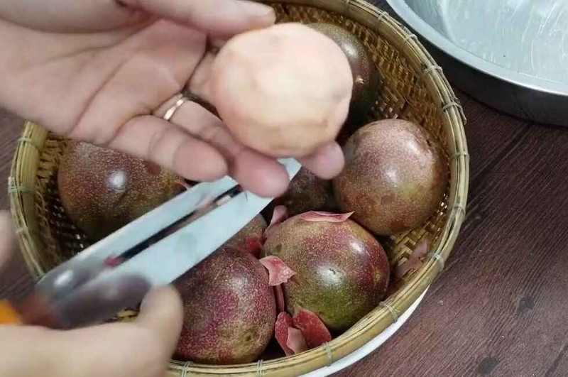 Dùng dao gọt lớp vỏ ngoài thật mỏng