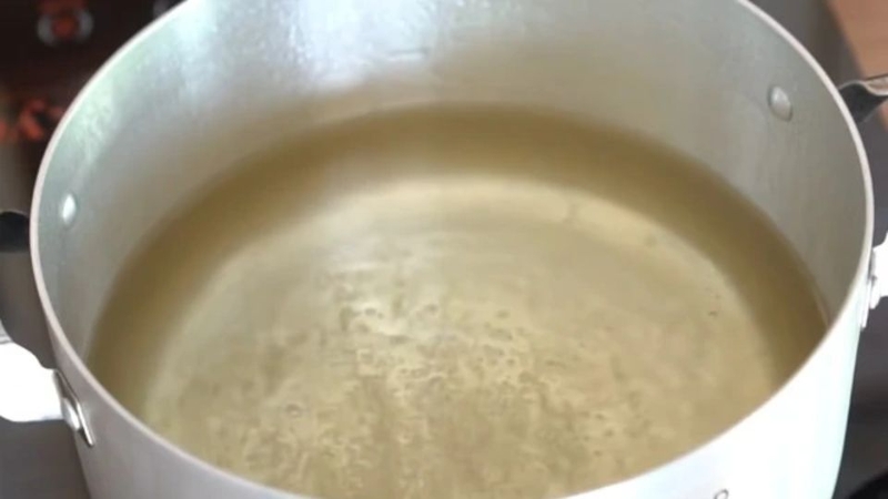 Bước 2: Nấu nước đường