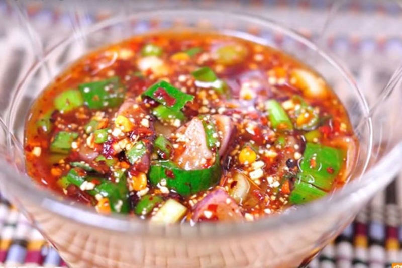 Nước chấm gà nướng kiểu Thái sau khi hoàn thành có màu sắc bắt mắt