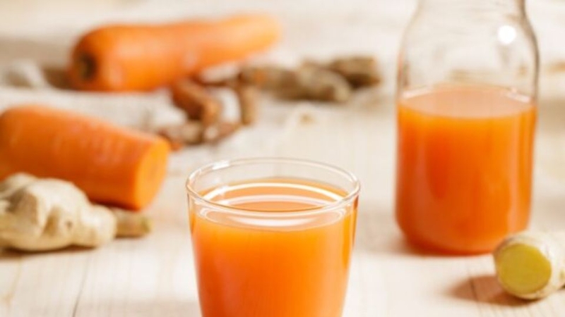 Nước ép nghệ tươi với cà rốt