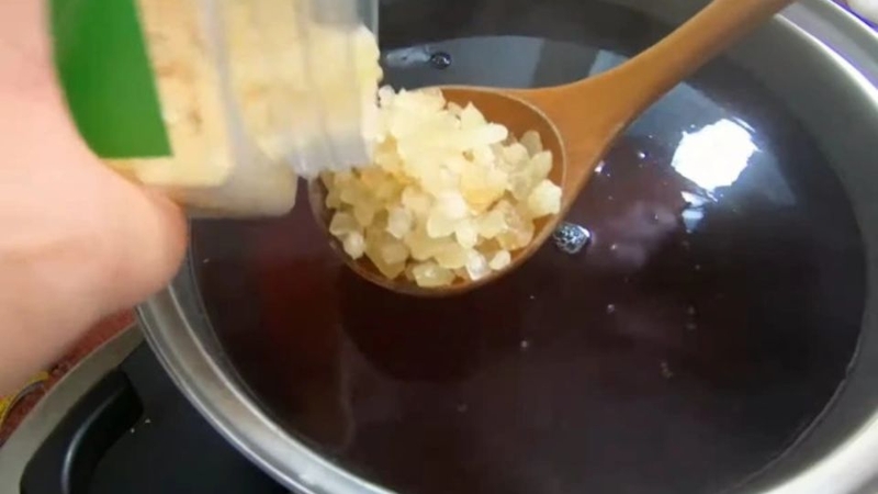 Bước 2: Nấu nước sâm với đường