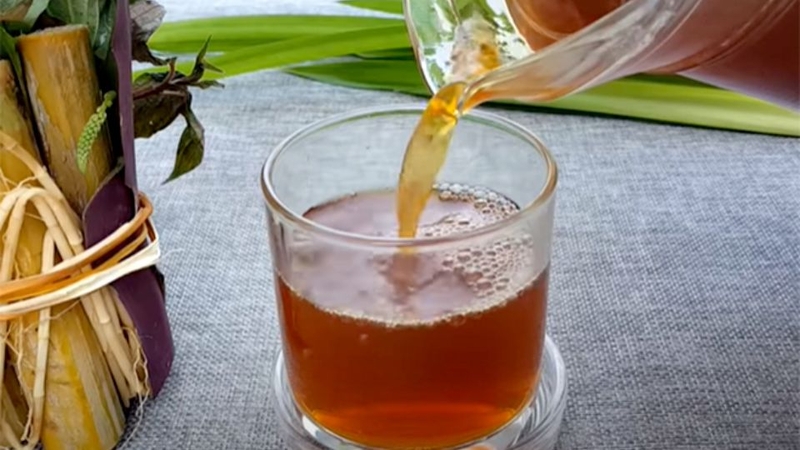 Bước 3: Rót nước sâm ra ly, cho thêm nước dừa vào