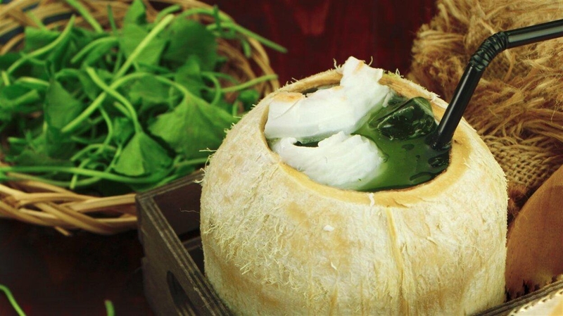 Nước ép rau má và dừa tươi 