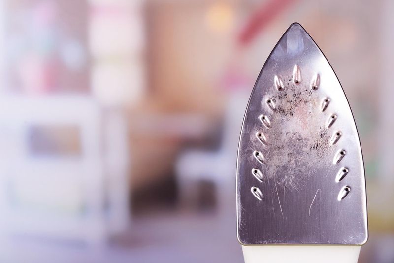 cách làm sạch bàn ủi bị dính nhựa 1