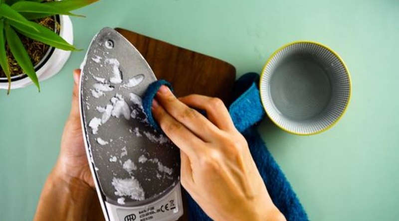 cách làm sạch bàn ủi bị dính nhựa 3