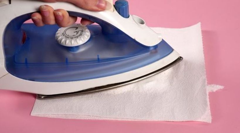 cách làm sạch bàn ủi bị dính nhựa 4