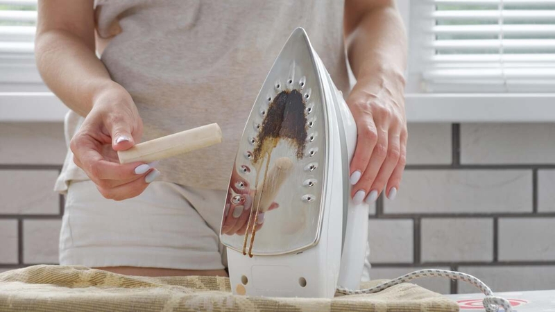 cách làm sạch bàn ủi bị dính nhựa 5