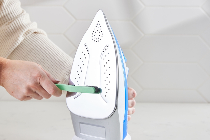 cách làm sạch bàn ủi bị dính nhựa 6