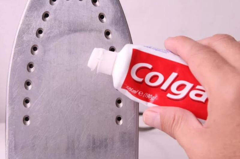 cách làm sạch bàn ủi bị dính nhựa 7