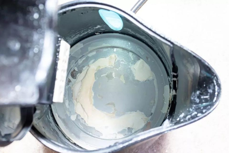 Cách xử lý cặn canxi trong ấm siêu tốc - 02