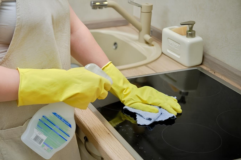 cách làm sạch mặt kính bếp từ 4