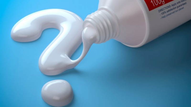 Vì sao kem đánh răng lại có thể làm sạch ốp điện thoại?