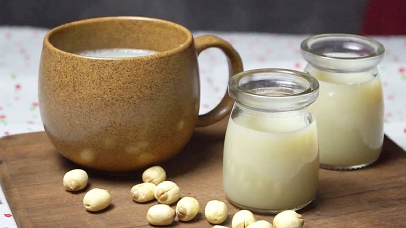 C&aacute;ch l&agrave;m sữa hạt sen cho b&eacute; - 07