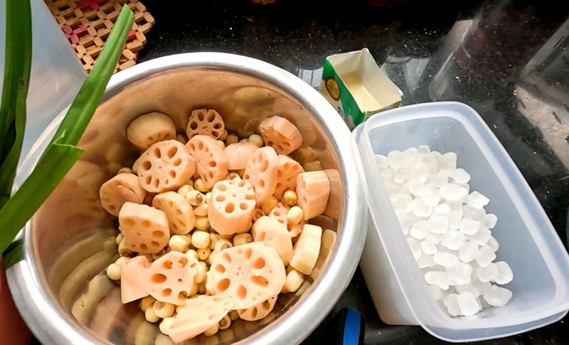 C&aacute;ch l&agrave;m sữa hạt sen cho b&eacute; - 06