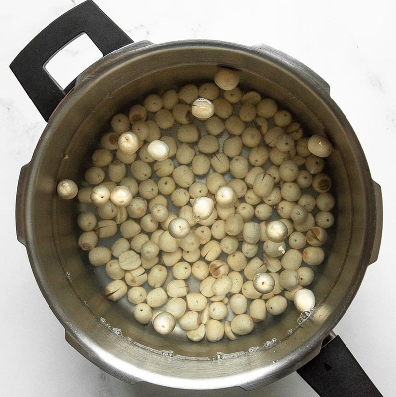 C&aacute;ch l&agrave;m sữa hạt sen cho b&eacute; - 04