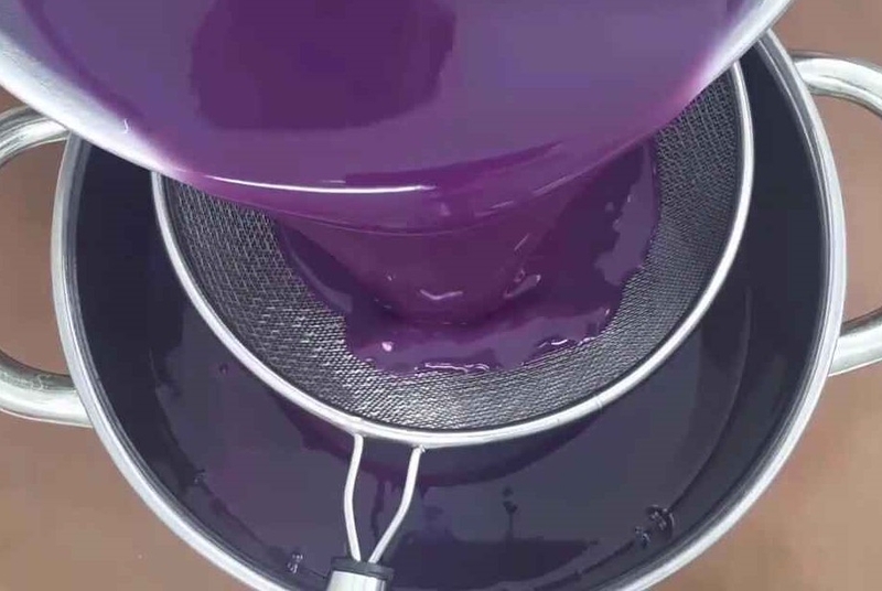 Dùng rây lọc qua để loại bỏ phần bã khoai