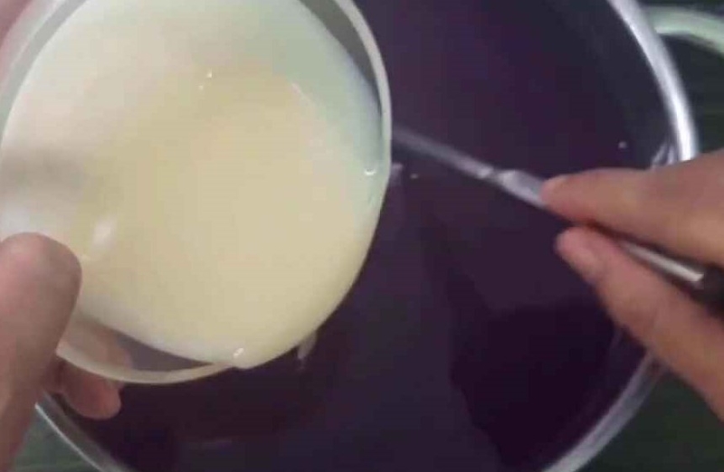 Cho thêm 5 muỗng canh sữa đặc