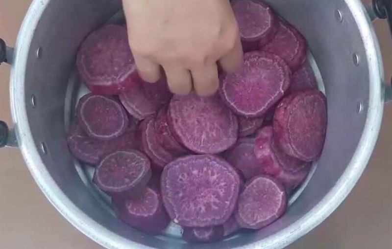 Cho khoai vào nồi xửng và hấp