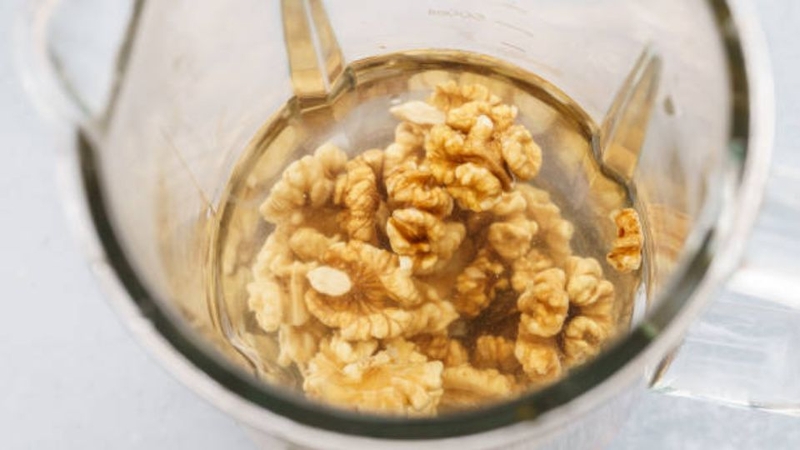 cách làm sữa óc chó hạt chia 4