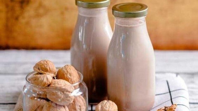 cách làm sữa óc chó hạt chia 6