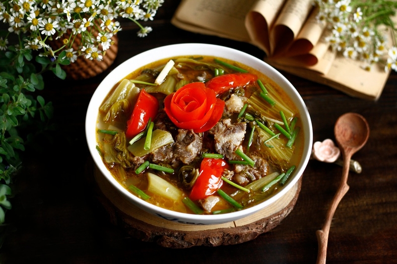 Cách làm sườn bò om dưa cải chua 6