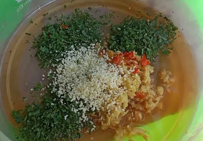 Cho đầy đủ các loại gia vị vào tô