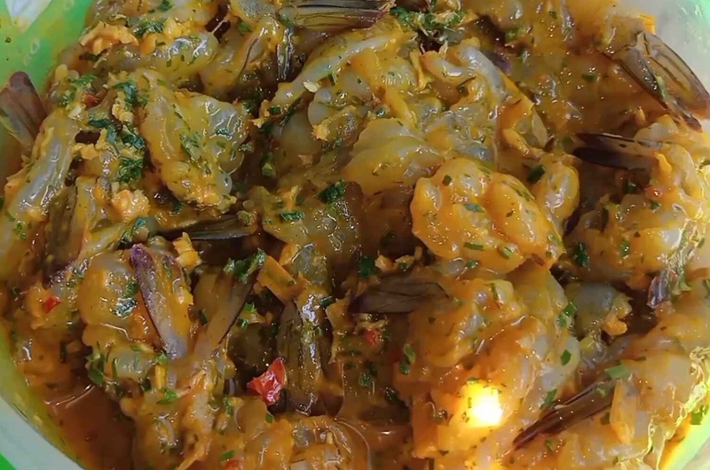 Ướp tôm với gia vị
