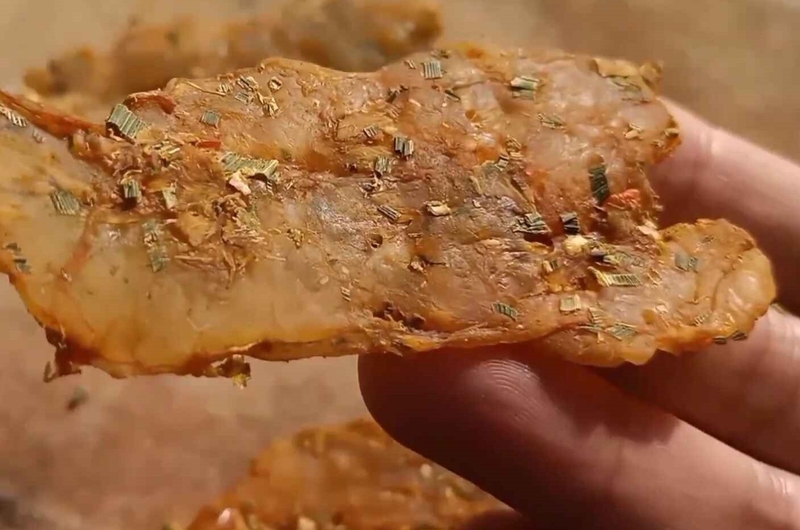 Phơi cho đến khi tôm khô hoàn toàn