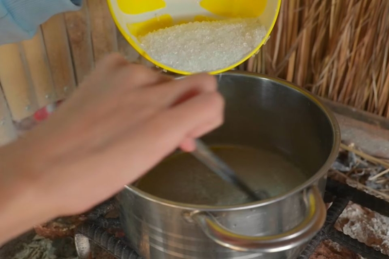 Thêm đường phèn vào nồi, khuấy nhẹ