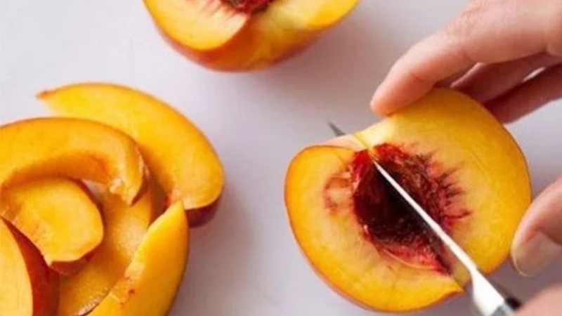Bước 1: Sơ chế đào