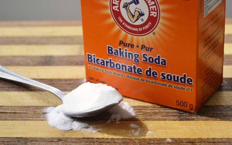 dung baking soda tay trang rang