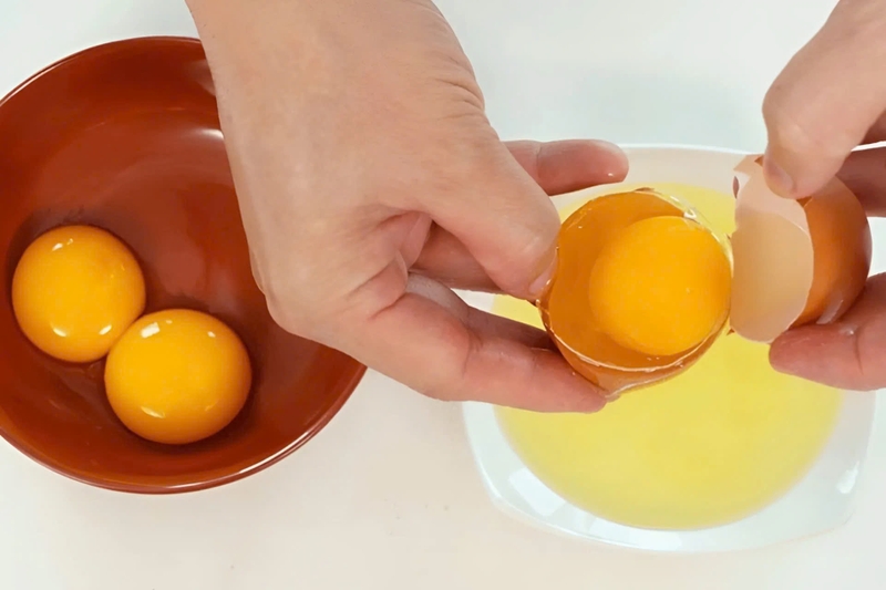 cách làm trứng confit - tách lòng đỏ trứng