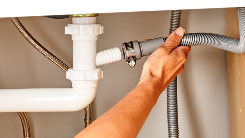 Bước 2: Nối dây cấp nước của thiết bị với vòi nước