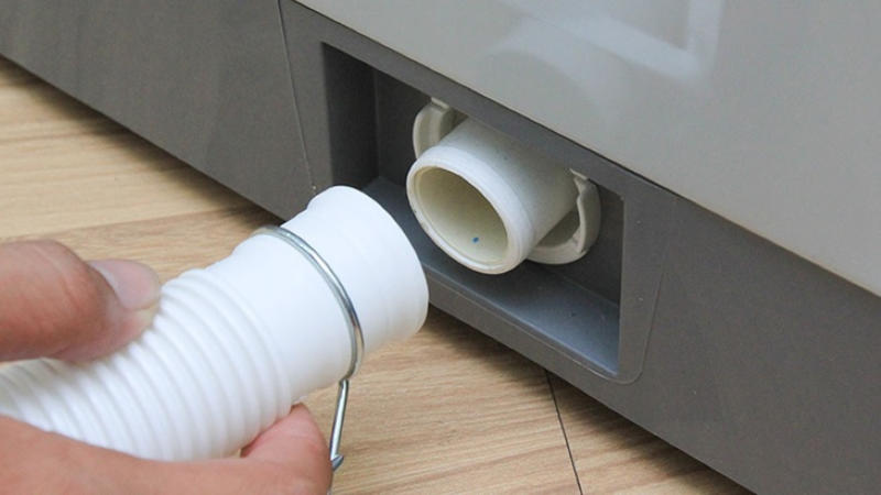 Bước 3: Lắp ống xả cho thiết bị