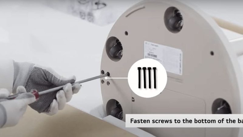 Bước 1: Gắn giá đỡ vào phần chân đế