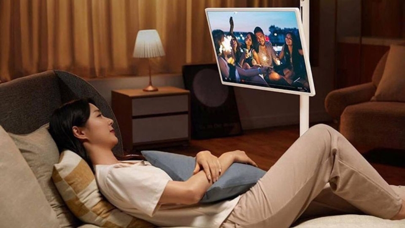 Bước 2: Gắn màn hình tivi di động LG vào giá đỡ