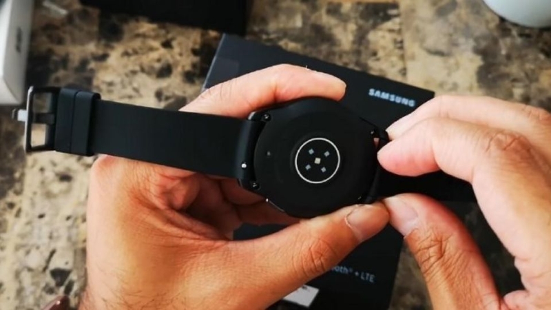 Cách lắp dây đồng hồ thông minh 3