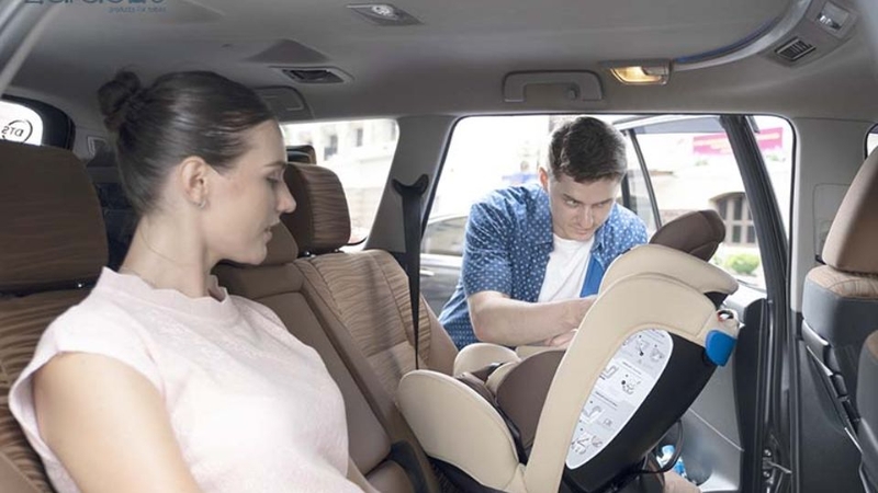 Bước 2: Đặt ghế ô tô vào đúng vị trí